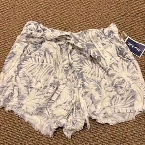 Cali1850 White and Blue Floral Women's Shorts